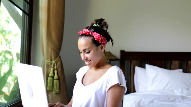 Junge-Frau-mit-Laptop-Computer-schöne-Mädchen-im-Chat-Online-Schlafzimmer-morgens-über-große-Fenster
