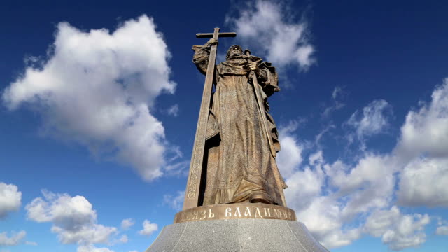 Monumento-al-Santo-Príncipe-Vladimir-el-grande-en-cuadrado-de-Borovitskaya-en-Moscú-cerca-del-Kremlin,-Rusia.--La-ceremonia-de-apertura-tuvo-lugar-el-04-de-noviembre-de-2016