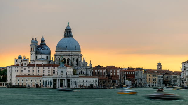 Basilika-Santa-Maria-della-Salute-bei-Sonnenuntergang-Timelapse,-Venezia,-Venedig,-Italien