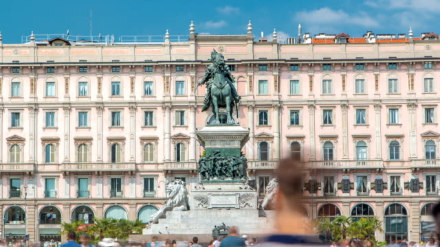 Vittorio-Emanuele-II-statue-at-Piazza-del-Duomo-timelapse.-Milan-in-Lombardy,-Italy