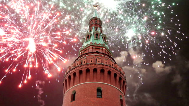 Feuerwerk-über-der-Moskauer-Kreml,-Russland