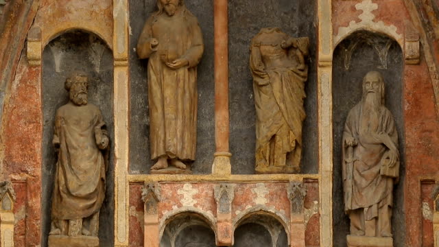 Ancient-statues-decorating-main-entrance-of-Saint-Mark's-church,-architecture