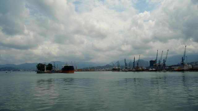 Industriekrane-und-Tanker-in-Hafenstadt-Batumi