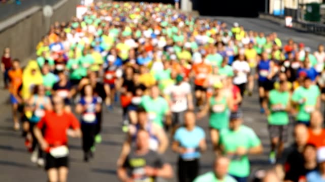 Maratón-ciudad-de-corredores-personas