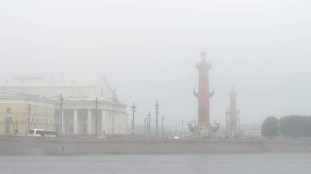 Nebel:-Rostral-Spalten-auf-der-Nehrung-der-Vasilievsky-Insel-am-Morgen---St.-Petersburg,-Russland