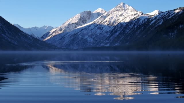 Círculos-en-el-agua-del-lago-baja-Multinskoe-en-las-montañas-de-Altai