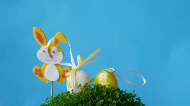 Los-conejitos-de-Pascua-en-busca-de-huevos-de-Pascua.