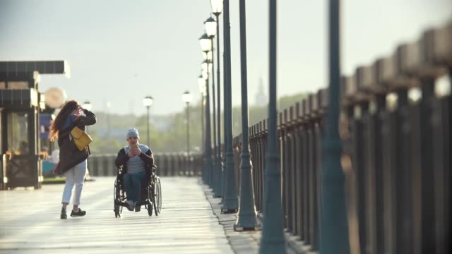 Behinderte-Menschen-im-Rollstuhl-nimmt-Bilder-der-jungen-Frau-am-Kai