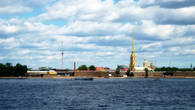 Zeitraffer...-Peter-und-Paul-Fortress-und-das-Panorama-der-Newa-in-der-historischen-Zentrum-Sankt-Petersburg,-Russland.