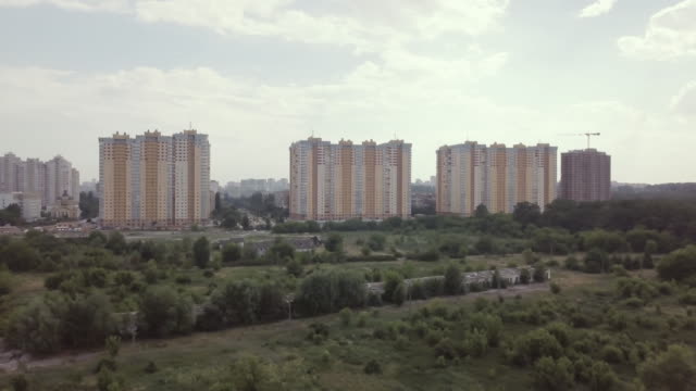 Afueras-de-una-megaciudad.-Paisaje-de-la-ciudad.-Vista-aérea.-Zona-residencial-de-Kiev,-Ucrania