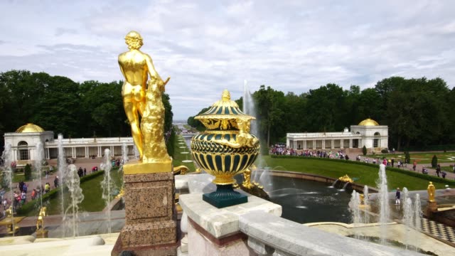 Fuentes,-esculturas-y-florero-en-el-parque-del-Gran-Palacio-Peterhof,-San-Petersburgo,-Rusia