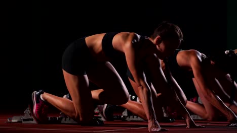 Drei-Mädchen-in-schwarzen-Klamotten-sind-in-der-Start-Pads-um-die-Rennen-im-Wettbewerb-zu-starten