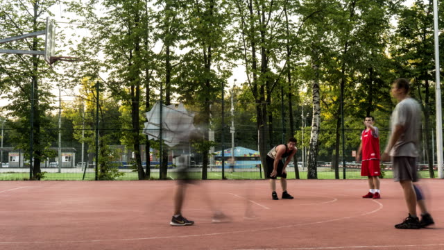 Junge-Menschen-spielen-mit-Begeisterung-street-Basketball-von-morgens-bis-abends,-Zeitraffer