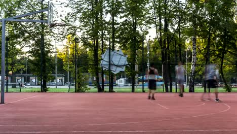Junge-Menschen-spielen-mit-Begeisterung-street-Basketball-von-morgens-bis-abends,-Zeitraffer