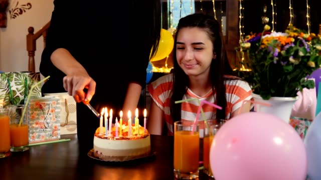 Glücklich-Teengirl-mit-Geburtstagstorte-bei-Jubiläumsfeier