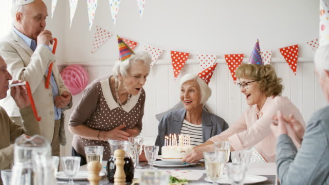 Ältere-Frau,-die-Geburtstagsparty-mit-Freunden