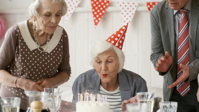 Fröhliche-Senioren-feiert-Geburtstag-der-alten-Dame
