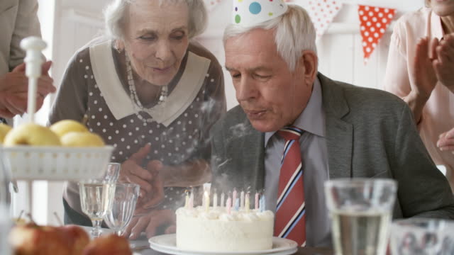 Senior-hombre-vuele-de-velas-de-cumpleaños