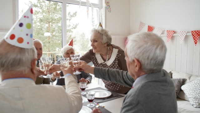 Senior-mujer-acoge-la-fiesta-de-cumpleaños-en-casa