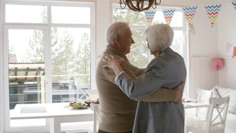 Freudige-Senior-Mann-und-Frau-auf-Party-tanzen