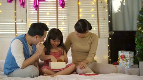 Glücklich,-asiatische-Familie-feiern-Geburtstag-Tochter-öffnen-Geschenke-und-freue-mich-auf-Bett.-Weihnachten,-alles-Gute-zum-Geburtstagsfeier.-Silvester-Party.-Slow-Motion.