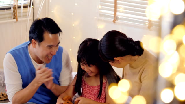 Mutter-und-Vater-eine-Überraschungs-Geschenk-Box-einer-Tochter-zu-Hause-zu-präsentieren.-Menschen-mit-alles-Gute-zum-Geburtstag,-Feier-und-glückliche-Familien-Konzept.