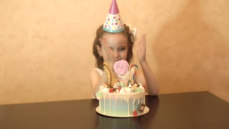 Fiesta-de-cumpleaños-de-los-niños.-pastel-de-cumpleaños-para-niña-de-cumpleaños.-celebración-de-la-familia