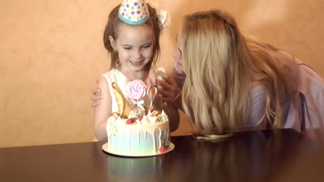 children's-birthday-party.-birthday-cake-for-little-birthday-girl.-family-celebration