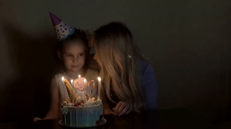 Fiesta-de-cumpleaños-de-los-niños.-pastel-de-cumpleaños-para-niña-de-cumpleaños.