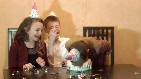 Fiesta-de-cumpleaños-de-los-niños.-pastel-de-cumpleaños-para-niña-de-cumpleaños.-celebración-de-la-familia.