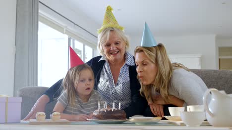 Múltiples-generaciones-familiar-celebrando-cumpleaños-en-sala-4-k