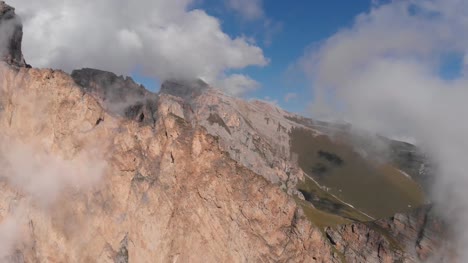 Luftaufnahmen-Gruppe-von-Bergsteigern,-die-Arbeit-mit-einem-Seil.-Rettungsarbeiten-Aufstieg-auf-den-Gipfel-des-Berges.