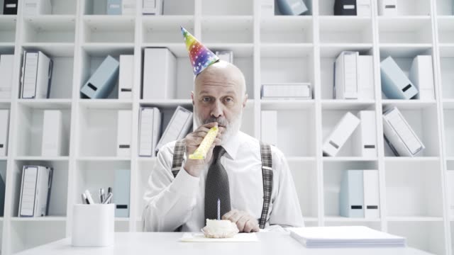 Triste-empresario-celebrando-un-cumpleaños-solitario