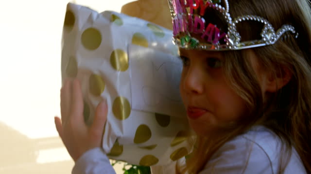 Entzückende-Mädchen-schütteln-Geburtstagsgeschenk-zu-Hause-4k