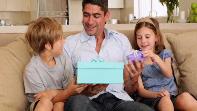 Niedliche-Kinder-gibt-Ihrem-Vater-Geschenke