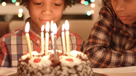 Schwarz-Kinder-mit-Geburtstag-Kuchen.