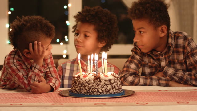 Afro-muchachos-y-pastel-de-cumpleaños.