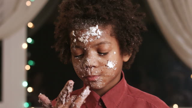 Unordentlich-Afro-Jungen-genießen-Sie-Kuchen.