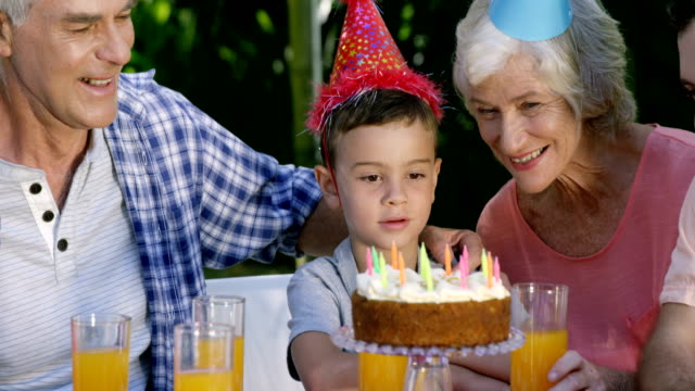 Un-niño-pequeño-mirando-su-pastel-de-cumpleaños