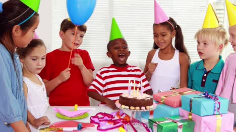 Niedliche-Kinder-feiern-Geburtstag-gemeinsam