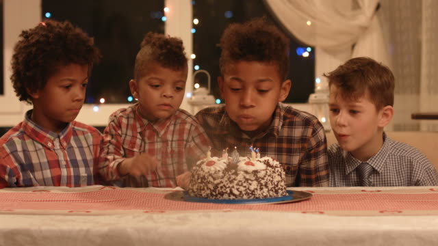 Kinder-bläst-Kerzen-auf-Kuchen.