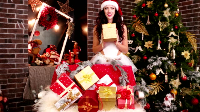 hübsches-Mädchen-Santa-Claus,-Portrait,-viele-Weihnachtsgeschenk-verpackt-festliche-Boxen-wählt-sexy-Girl-ein-Geschenk-für-dich
