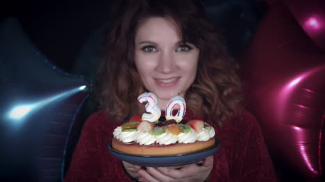 4k-Party-Geburtstagskind-bläst-Kuchen-Kerzen-30er-Jahre