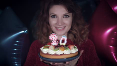 4k-Party-Geburtstagskind-bläst-Kuchen-Kerzen-20er-Jahre