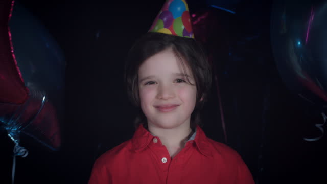 4-k-fiesta-cumpleaños-niño-sonriendo-feliz-con-globos