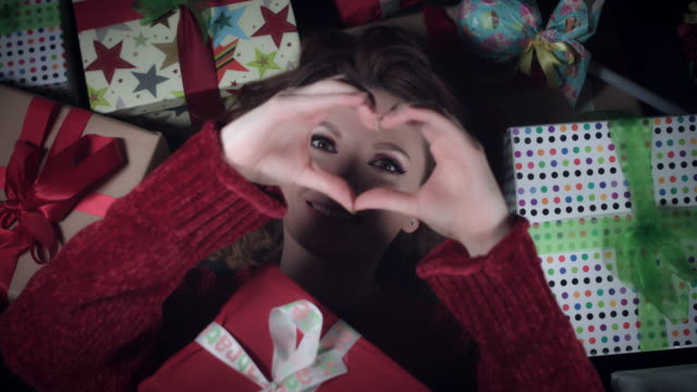 4-k-fiesta-cumpleaños-niña-mostrando-corazón-con-cajas-de-regalo