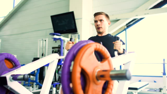 Schön-sportlicher-Mann-trainiert-im-Fitnessclub-und-Fitnessstudio