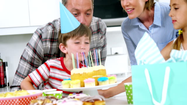 Familia-celebrando-un-cumpleaños