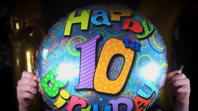 4K-Party-10-Geburtstagskind-posiert-mit-Ballon