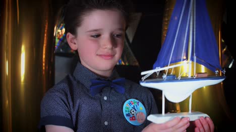 4K-Party-10-Geburtstag-Junge-spielt-mit-seinem-Spielzeugboot